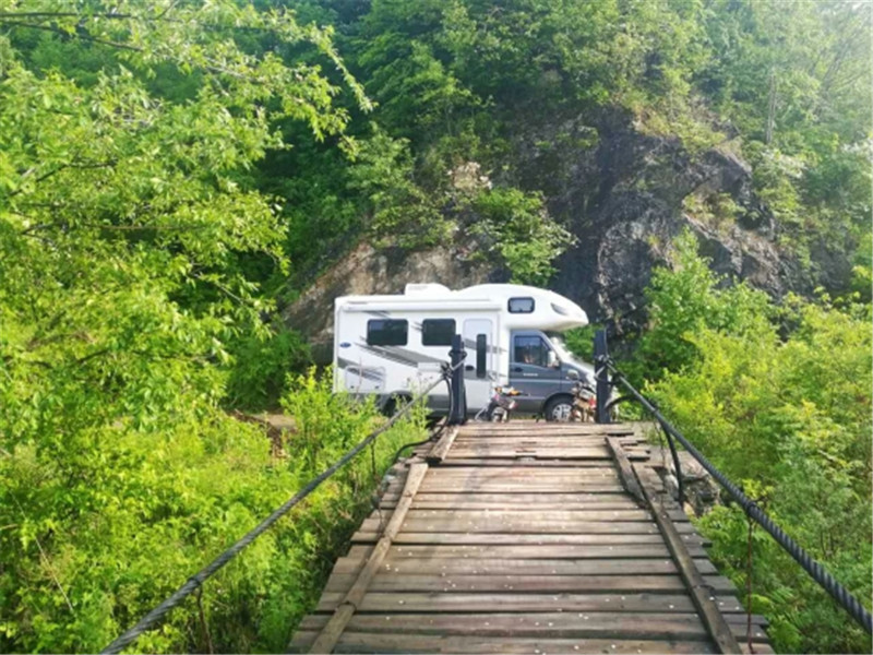 长白山原始森林,与大自然倾情接触,让亚特房车与天造的景观合影留念